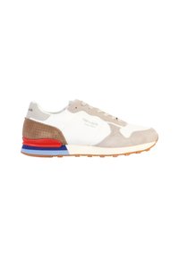 Zapatillas que combinan cuero blanco y ante beige, con un talón de ante marrón, acentos rojos y azules en la suela y diseño de cordones.
