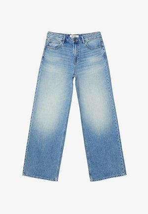 Jean large bleu clair en denim, avec taille haute, lavage décoloré et design classique à cinq poches avec fermeture à bouton à l'avant.