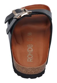 Zwarte leren sandaal met twee verstelbare banden, kurken voetbed en rubberen buitenzool. Voorzien van een metalen zilverkleurige gesp. Maat 38.