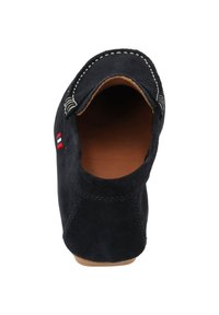 Marineblaues Wildleder-Schuhwerk mit abgerundetem Zeh, sichtbaren Nähten und einem Schlupfdesign; verfügt über eine braune Lederinnensohle und eine kontrastierende, leichte Sohle.