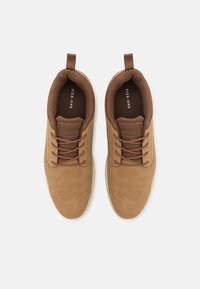 Pier One Hétköznapi fűzős cipő - beige