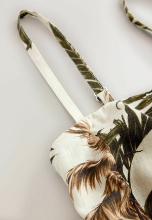 Bomuldsstof taske med grønne og brune bladmønstre, der har justerbare stropper og et rynket design på kroppen.