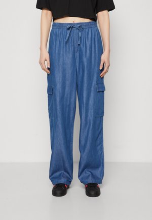 ONLMARLA WIDE CARGO - Brīva piegriezuma džinsi - medium blue denim