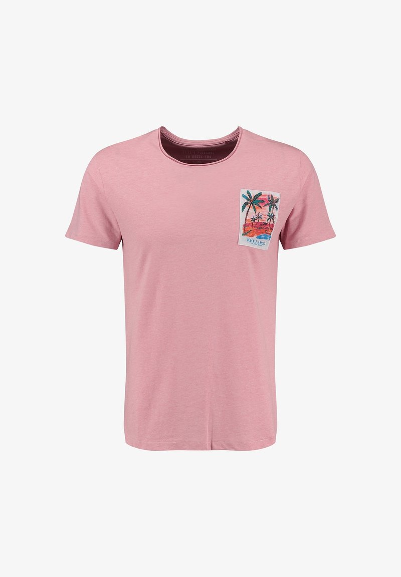 T-shirt rose à manches courtes avec un graphisme de coucher de soleil tropical et de palmiers sur le côté gauche de la poche poitrine, intitulé "Key Largo".