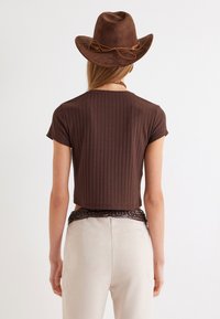 Koton STONE CROP - T-Shirt print - brown