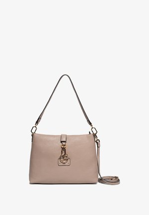 Helle beige Lederhandtasche mit strukturiertem Finish, ausgestattet mit goldfarbenen Hardware-Details, verstellbarem Tragegurt und Klappverschluss.