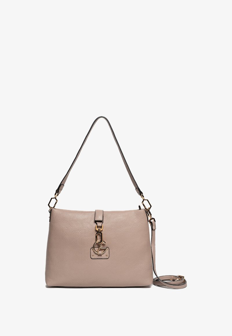 Bolso de mano de cuero color beige claro con un acabado texturizado, que presenta un acento de metal en tono dorado, una correa ajustable y un cierre de clasp.