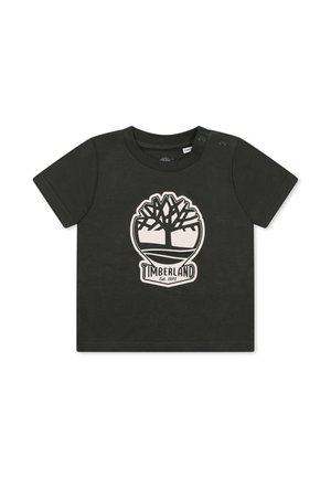 Zwarte katoenen t-shirt met korte mouwen en ronde hals. Is voorzien van een wit Timberland-logo met een boomontwerp op de voorkant. Twee drukknoopjes op de schouder.