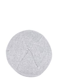 Berretto grigio a maglia dalla forma arrotondata, caratterizzato da un motivo a cucitura di sei sezioni e da un tessuto testurizzato per calore e comfort.