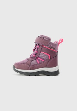 Botte de randonnée étanche violette avec semelle grise, panneaux en mesh et accents roses. Elle dispose d'une sangle Velcro et de lacets décoratifs.