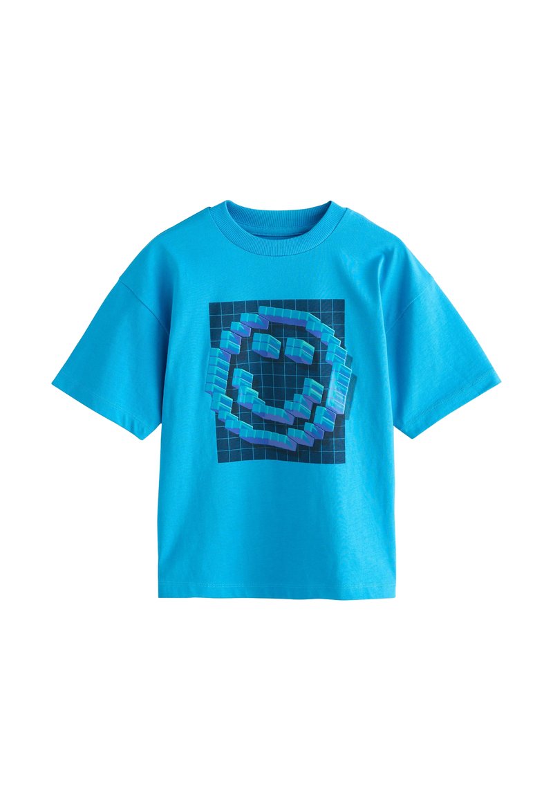 Camiseta de algodón azul con un diseño gráfico que presenta formas geométricas superpuestas sobre un patrón de cuadrícula. Mangas cortas y cuello redondo.
