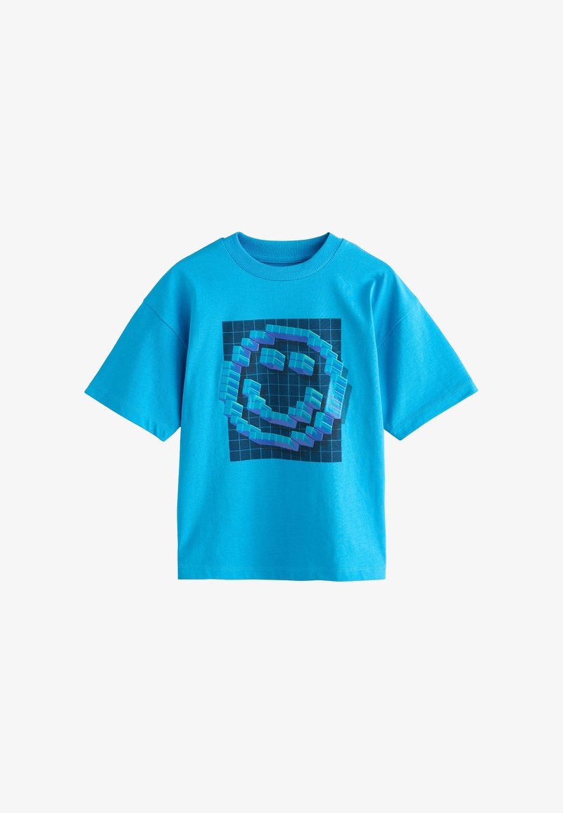 Blauwe katoenen t-shirt met een grafisch ontwerp van gelaagde geometrische vormen op een rasterpatroon. Korte mouwen en een ronde halslijn.