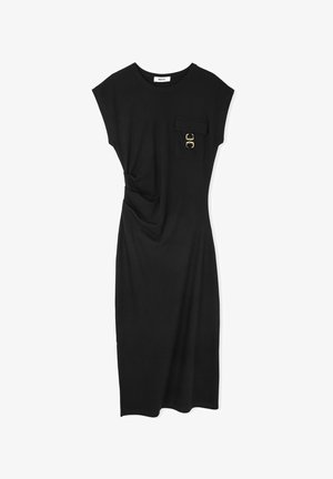 Robe noire en tissu lisse, avec une poche poitrine accentuée de garniture dorée et une silhouette près du corps avec des détails froncés.