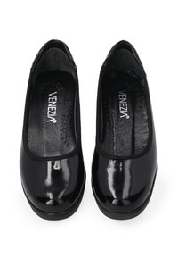 Schwarze Lackleder-Slipper mit abgerundeter Zehenform, gepolsterter Innensohle und glatter, glänzender Textur. Keine sichtbaren Beschläge oder Akzente.