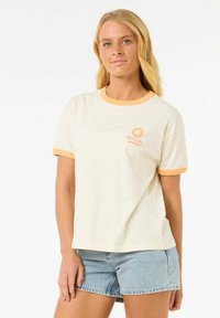 Crème kleurige katoenen t-shirt met oranje afwerking. Heeft een cirkelvormig zonlogo met de tekst "RIP CURL" op de linkerborst. Gekozen in combinatie met denim shorts.