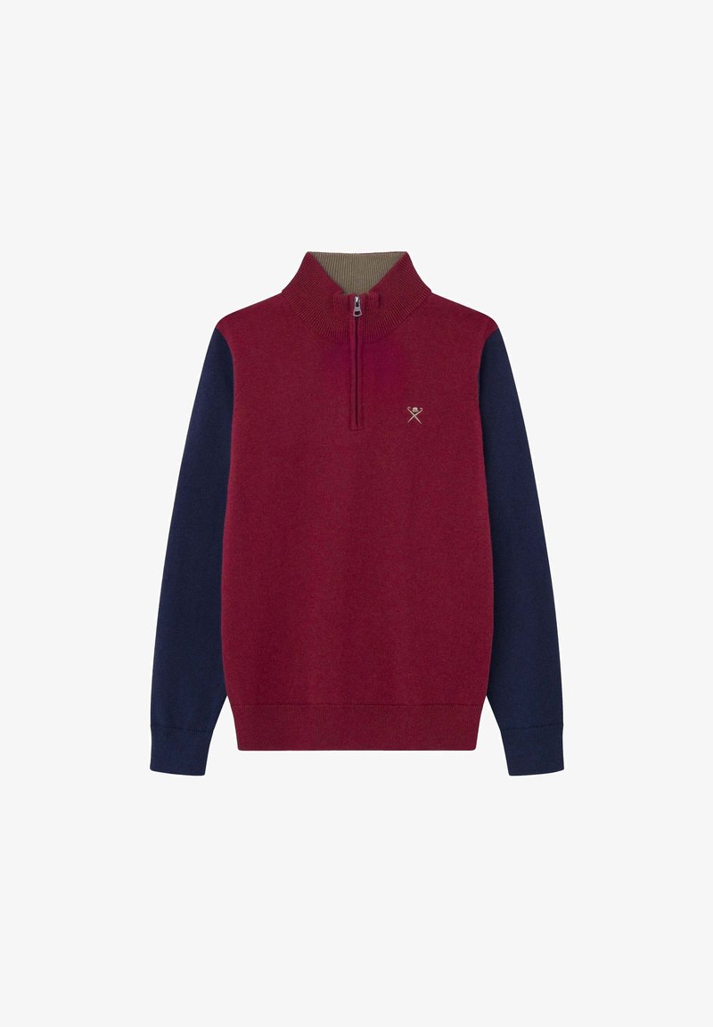 Pull à demi-fermeture éclair avec corps bordeaux, manches bleu marine, col et poignets côtelés, et un petit logo brodé sur la poitrine gauche.