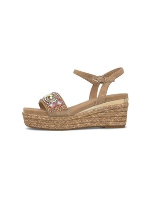 Sandalo zeppa beige con suola piatta intrecciata, cinturino alla caviglia con fibbia e perline e gemme multicolori decorative sulla fascia anteriore.