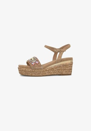 Sandalo zeppa beige con suola piatta intrecciata, cinturino alla caviglia con fibbia e perline e gemme multicolori decorative sulla fascia anteriore.