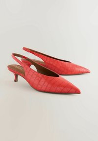 Rode slingback pumps met een puntige neus, gemaakt van textuur nepleer met krokodillenpatroon, met een kitten heel en een open achterkant.