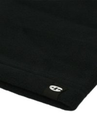 Textil de forro polar negro con una textura suave, que presenta una etiqueta de logo prominente en un color contrastante en el borde.