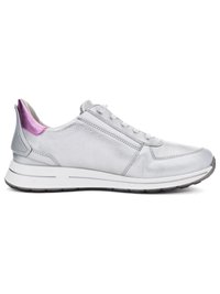 Weißer Ledersneaker mit Schnürsenkeln, strukturierter Oberfläche, violett-metallischer Fersenschlaufe und weißer, gepolsterter Sohle mit grauem Profil.