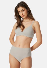 Ensemble de soutien-gorge gris clair et culottes taille haute. Texture lisse, design minimaliste, soutien-gorge à décolleté en V avec bretelles réglables, sans motifs ni accents.