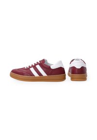 Bordeauxrote Leder-Sneaker mit weißen Streifen, Gummisohle, Schnürdesign und gepolstertem weißen Fersenbereich. Verfügt über eine glatte Oberfläche und Stichdetails.