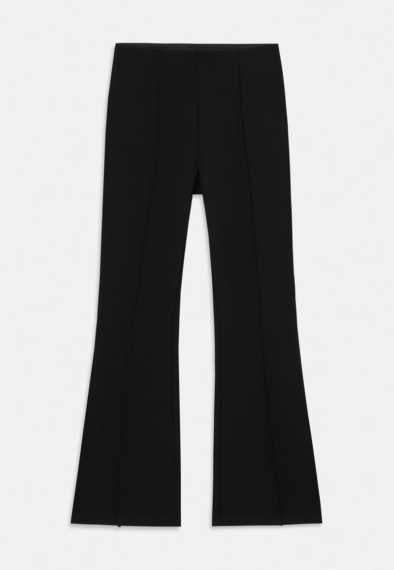 Pantalons noirs évasés avec une texture lisse et des lignes épurées, présentant des coutures latérales et de légères fentes aux poignets. Pas de détails matériels visibles.