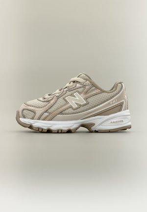 Beige og hvid New Balance 740 sneaker med mesh og syntetisk overdel, snøredesign og polstret sål med ABZORB-teknologi.