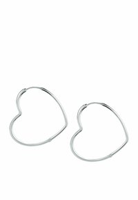 Sølvøreringe i hjerteform med hoops, der har et tyndt, glat design med afrundede kanter og åbne ender.