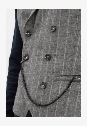 Grau gestreifter, doppelt geknöpfter Weste mit vier braunen Knöpfen und einer schwarzen, mit Perlen besetzten Taschenuhrenkette, die an der Seite befestigt ist.