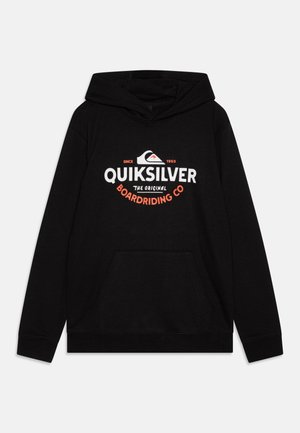 Hoodie noir avec une poche avant, des poignets côtelés et un logo Quiksilver blanc et orange avec un graphique de montagne. Fabriqué en tissu doux.
