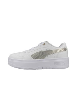 Sneaker bianca Puma con suola spessa e striscia logo argentata metallizzata sul lato, chiusura con lacci e dettagli traforati.