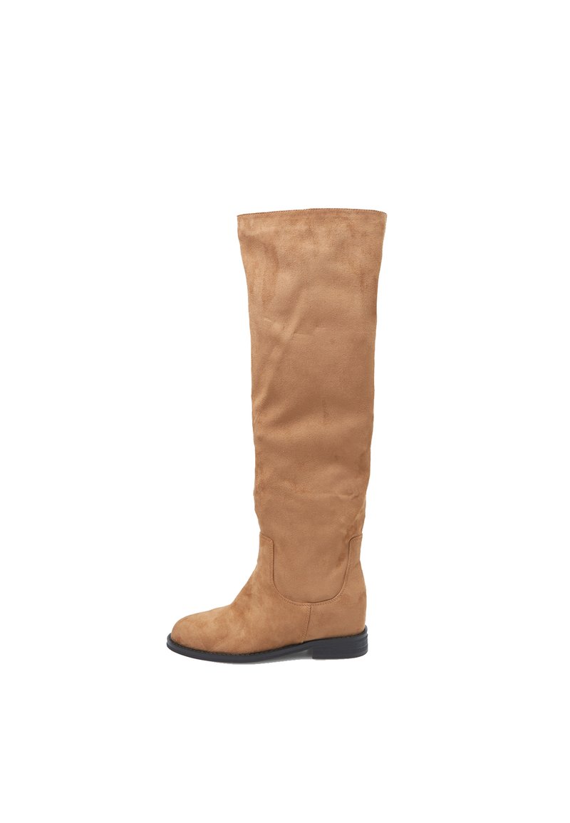 Botas de ante color tostado hasta la rodilla con suela plana negra. Textura suave con costuras mínimas y sin detalles metálicos visibles.