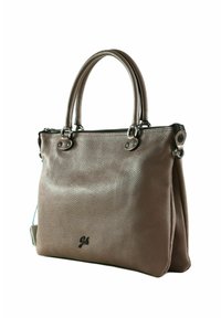 Sac à main en cuir marron avec deux poignées, surface texturée, accents en métal argenté, fermeture zippée sur le dessus et un petit logo à l'avant.
