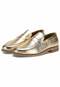 Zlaté kovové mokasíny s hladkým povrchem, se šitým akcentovým páskem, polstrovaným interiérem a hnědou gumovou podrážkou.
