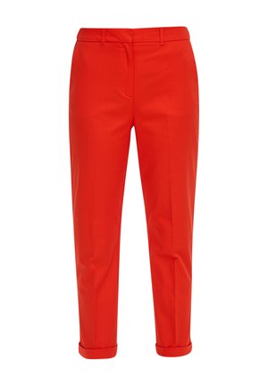 Pantalons ajustés rouges fabriqués dans un tissu lisse et léger. Caractéristiques une jambe droite, des ourlets roulés et des poches avant pour plus de praticité.
