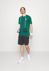 adidas Sportswear Basic póló - collegiate green