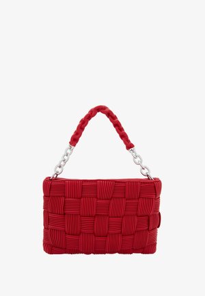 Geantă roșie țesută din material similar cauciucului. Dispozitiv cu un mânere împletit și accente din lanț argintiu. Formă rectangulară cu un model texturat.