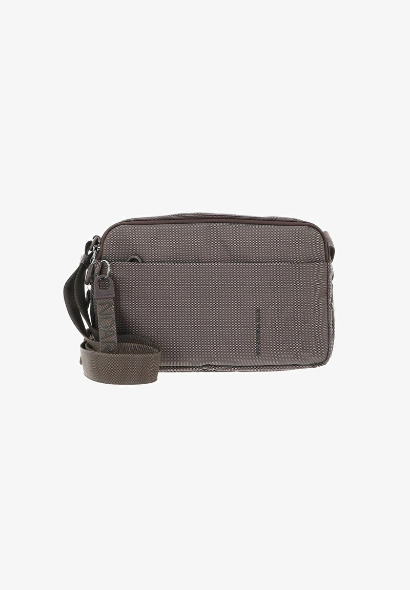 Borsa rettangolare grigia realizzata in tessuto testurizzato, con chiusura zip, tracolla regolabile e un marchio discreto sulla parte anteriore.