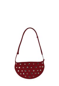 Rote Wildleder-Schultertasche im Halbmond-Design, mit silbernen runden Nieten, einem Reißverschluss und einem schmalen verstellbaren Trageriemen.