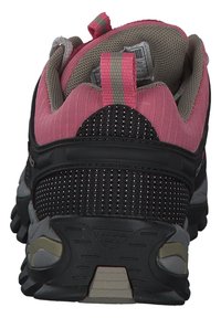 Svart og rosa sportssko med teksturert overdel, mesh-fôr og gummisåle. Har reflekterende detaljer og en polstret hæl for komfort.