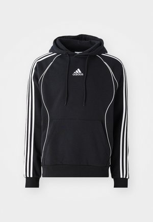 Schwarzer Adidas-Hoodie mit weißen Streifen an den Ärmeln, weißen Paspeln auf der Vorderseite, vorderer Kängurutasche und kapuze mit Kordelzug.