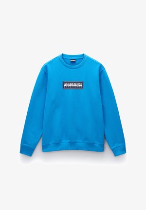 Blauwe sweater in een effen kleur met een ronde halslijn, voorzien van een rechthoekig logo-opdruk in contrasterende kleuren op de borst. Zachte textuur.