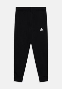 Pantalones deportivos negros hechos de un tejido con una textura suave, con cinturilla elástica y puños acanalados. Logo de Adidas en blanco en el muslo.