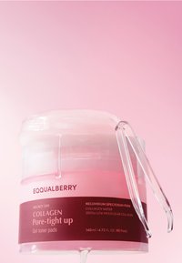 Przezroczysty, okrągły słoik z różowym gradientem żelu, przezroczysta pokrywka i zakrzywiony uchwyt. Zawiera płatki tonizujące; etykiety w bieli i brązie. 140ml.