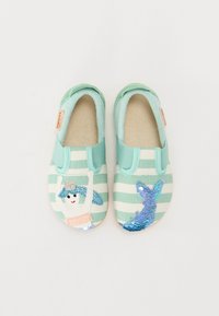 A gyermek slip-on cipője menta zöld csíkos vászonból készült, szövet sellő dizájnjával és strasszkövekkel, valamint puha béléssel a kényelem érdekében.