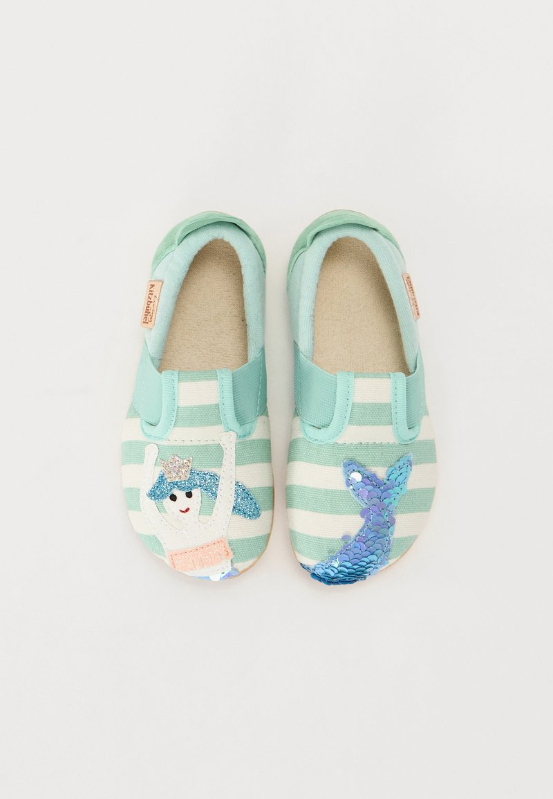 A gyermek slip-on cipője menta zöld csíkos vászonból készült, szövet sellő dizájnjával és strasszkövekkel, valamint puha béléssel a kényelem érdekében.