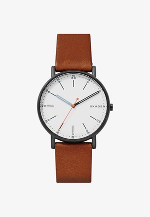 Reloj de pulsera redondo con esfera blanca, marcadores de hora negros, aguja de minutos azul, aguja de horas negra, aguja de segundos naranja y correa de cuero marrón con la etiqueta Skagen.
