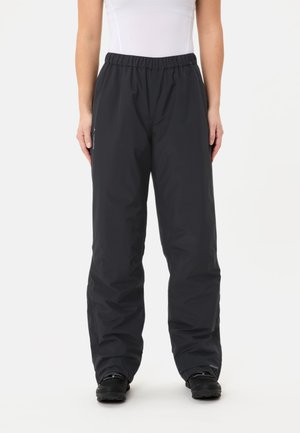 Schwarze, wasserdichte, lockere Hose mit elastischem Bund. Aus glattem, leichtem Material gefertigt, mit Logodetail an der Seite.